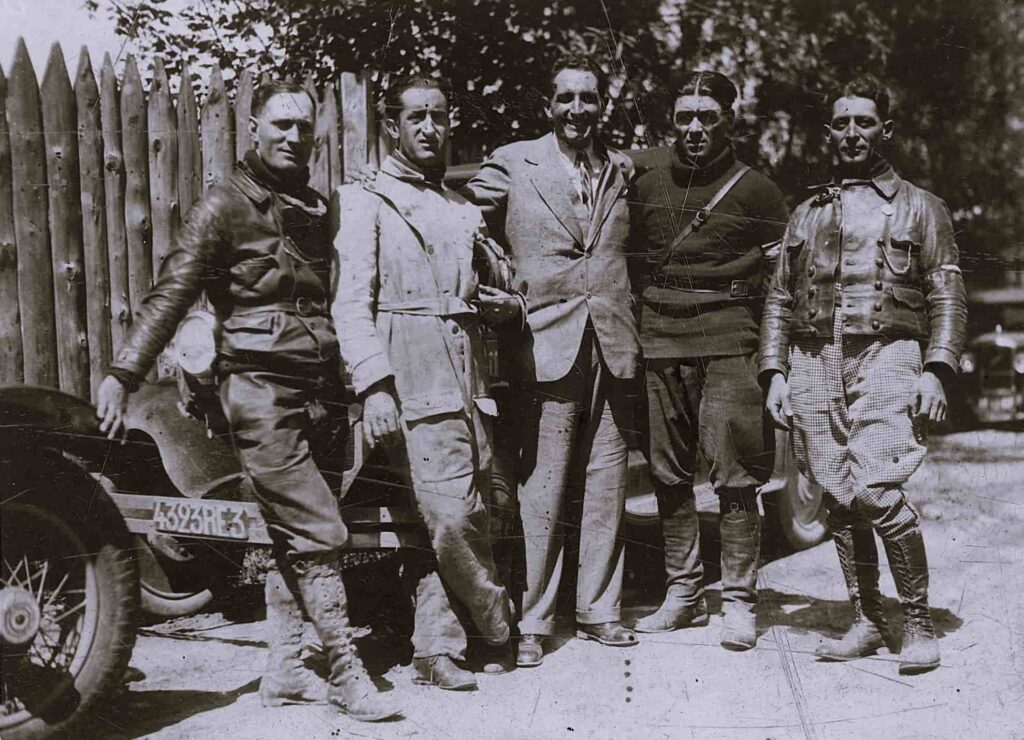 La squadra Gilera vincitrice della Sei Giorni Internazionale di Grenoble del 1930 insieme a Giuseppe Gilera